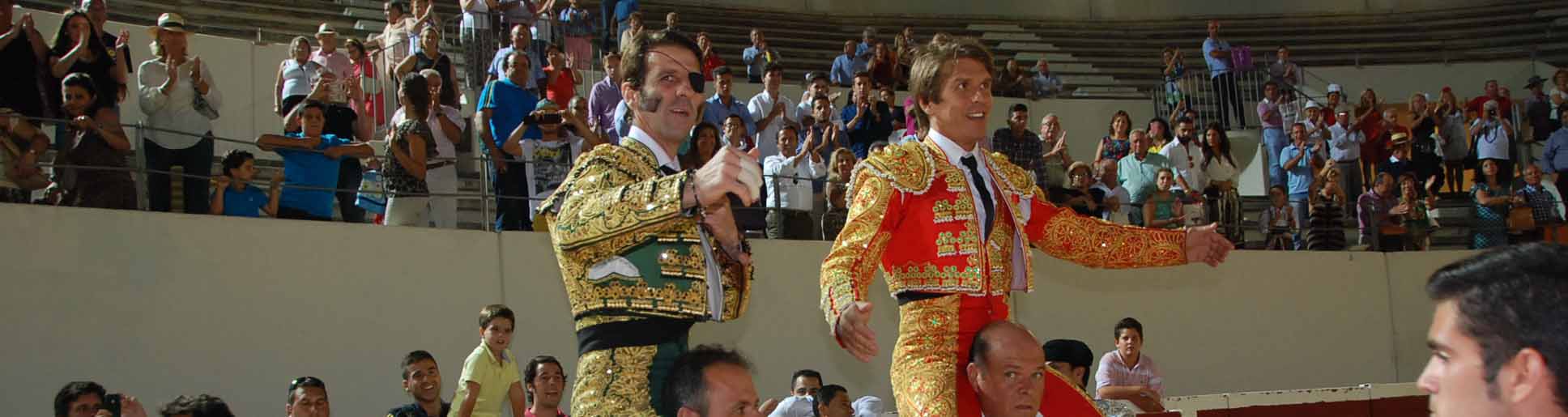 Padilla y El Cordobés saliendo a hombros de la plaza de toros de Utrera