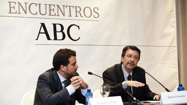 El director de la edición de Andalucía de ABC, Fernando del Valle, e Ignacio Camacho, en una anterior edición de los Encuentros ABC en Málaga