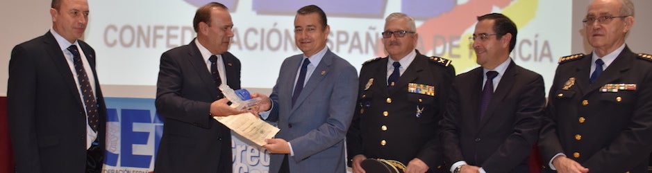 Antonio Sanz recibe el reconocimiento de la Policía