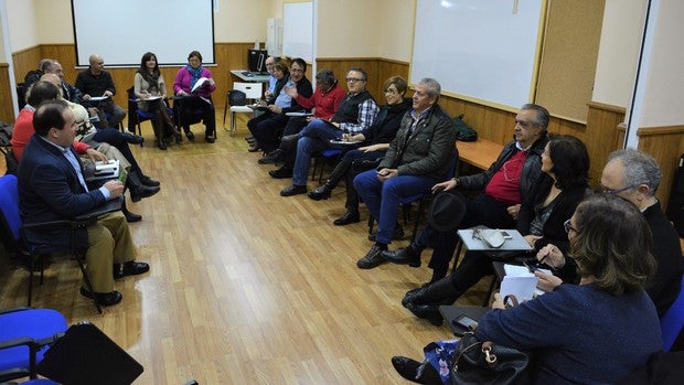 Los miembros de las Plataformas en Defensa de la Sanidad Pública, minutos antes de su reunión en la sede de SATSE