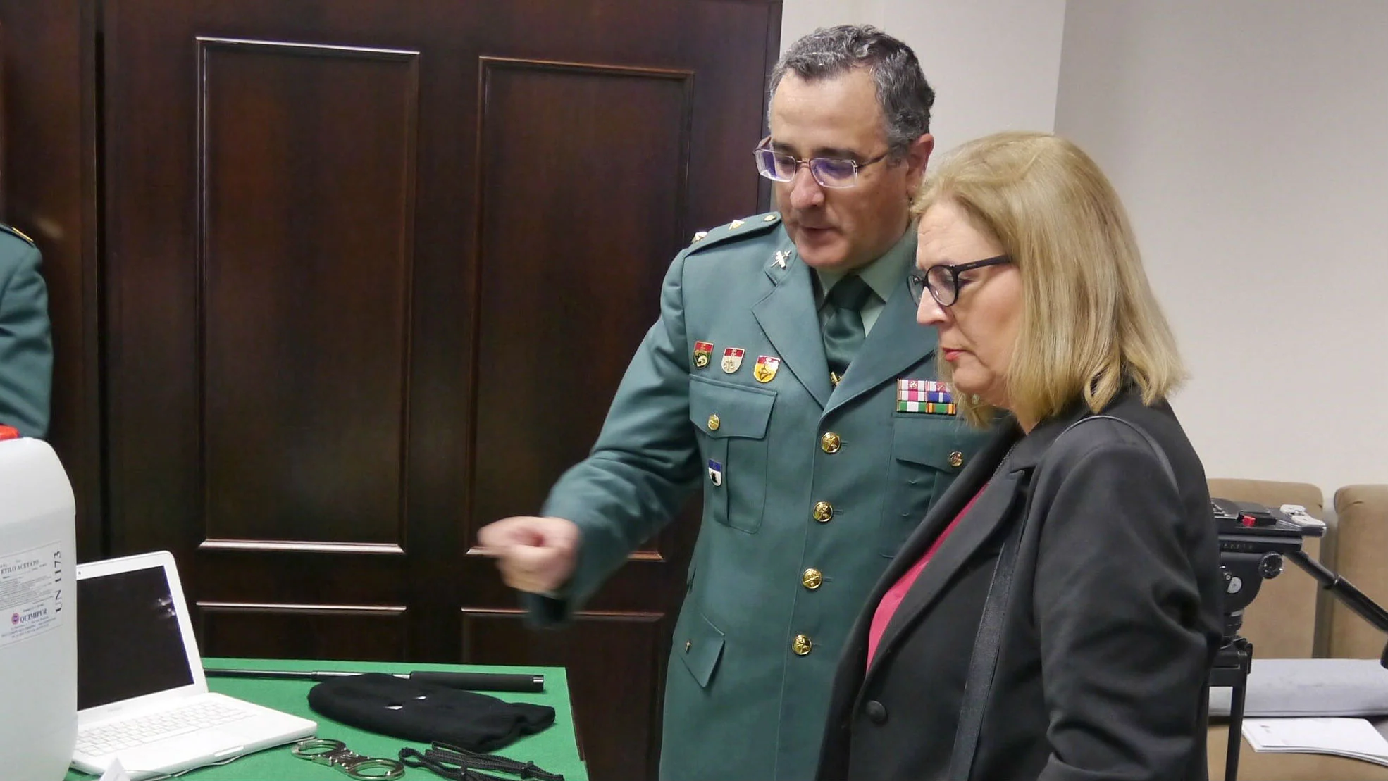 La subdelegada del Gobierno, Francisca Molina, observa cocaína incautada en la operaciones.