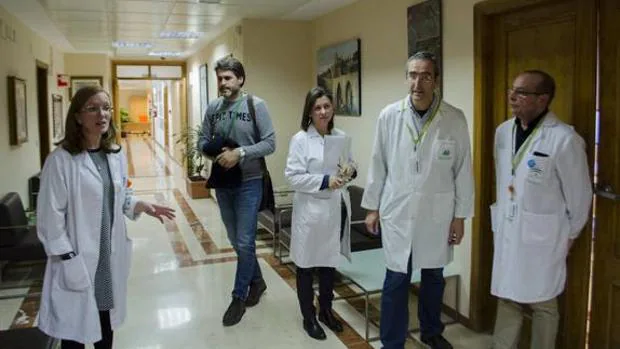 La gerente de los hospitales de Granada (izquierda) y su equipo, antes reunirse con las plataformas