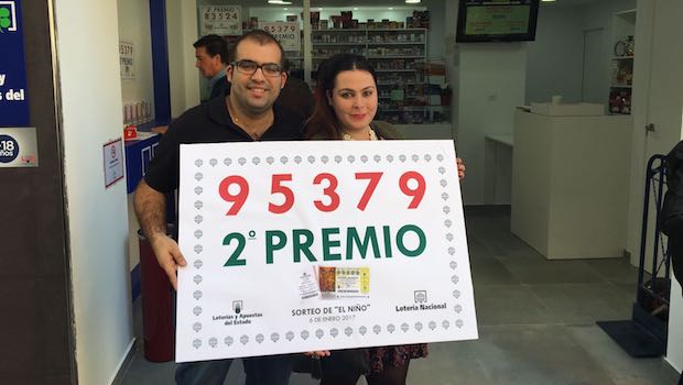 La pareja de loteros en su recién estrenada administración en Málaga