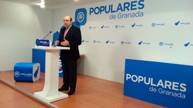 El presidente del PP de Granada, Sebastián Pérez, en la rueda de prensa de este lunes