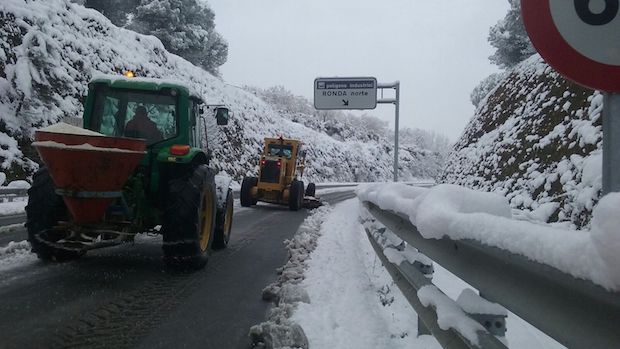 Máquinas para quitar la nieve en la carreteras de Ronda
