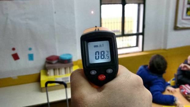 Los padres han medido la temperatura en las aulas, que llega a bajar hasta los 8 grados