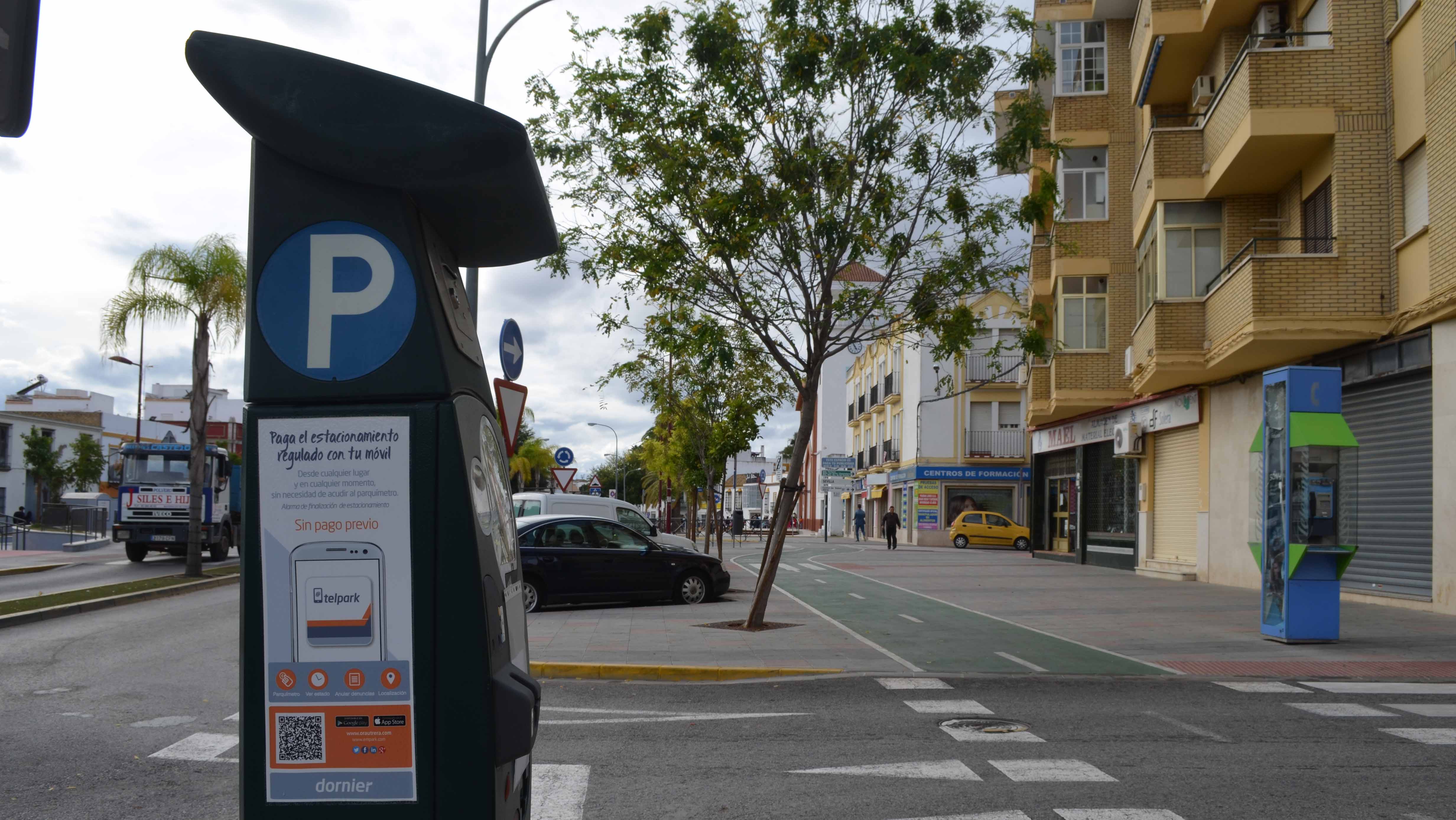 Los trabajadores de la zona azul de Utrera sortean cuál de ellos es despedido