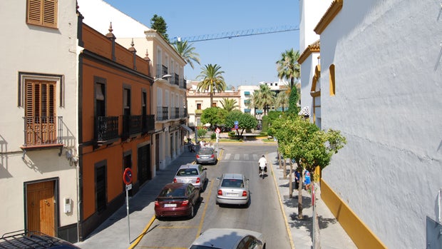 Una de las calles de acceso al centro / L.M.