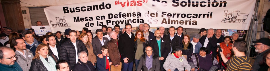 Concentración de los representantes de la Mesa en Defensa del Ferrocarril