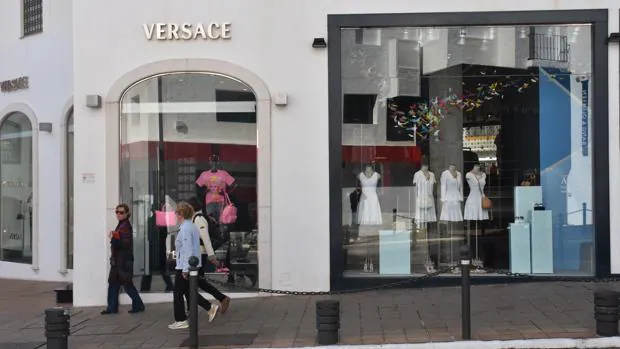 Versace es una de las firmas asentadas en Puerto Banús