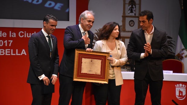 Francisco Ráez, padre de Pablo, y Esther Ráez, hermana, recogen la Medalla de Marbella