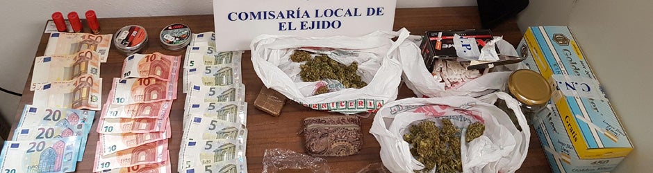 Dinero y droga decomisados por los agentes de la Policía Nacional / ABC