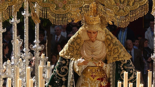 La devoción en forma de rosa que acompaña ala Virgen del Amparo de la Cofradía de la Pollinica