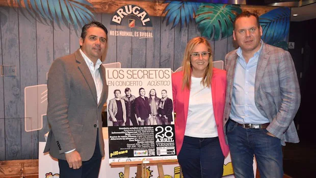 Rafael Olmedo, presidente del Glucolatino, Ana Mula, alcaldesa de Fuengirola y Luis García, gerente de la sala Pihama