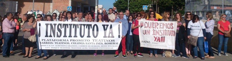 Concentración en la calles de la barriada de Teatinos en Málaga