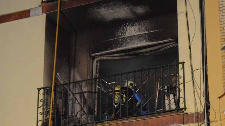 Un gran incendio destruye por completo un piso en Utrera