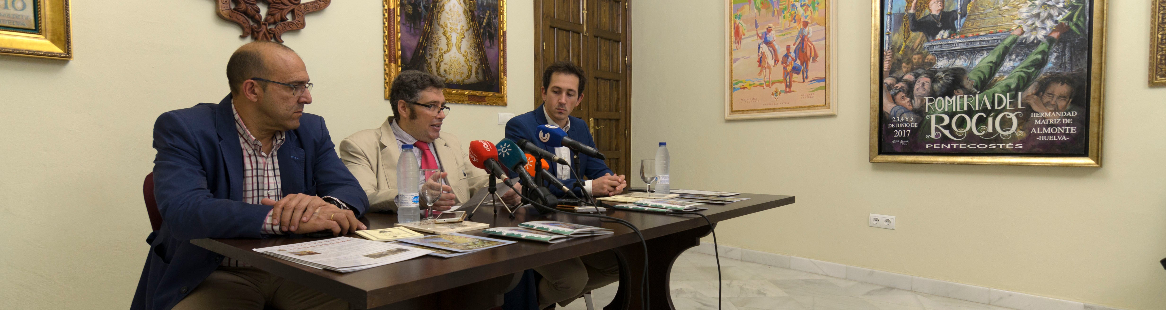 En el centro, Juan Ignacio Reales, presidente de la Hermandad Matriz de Almonte