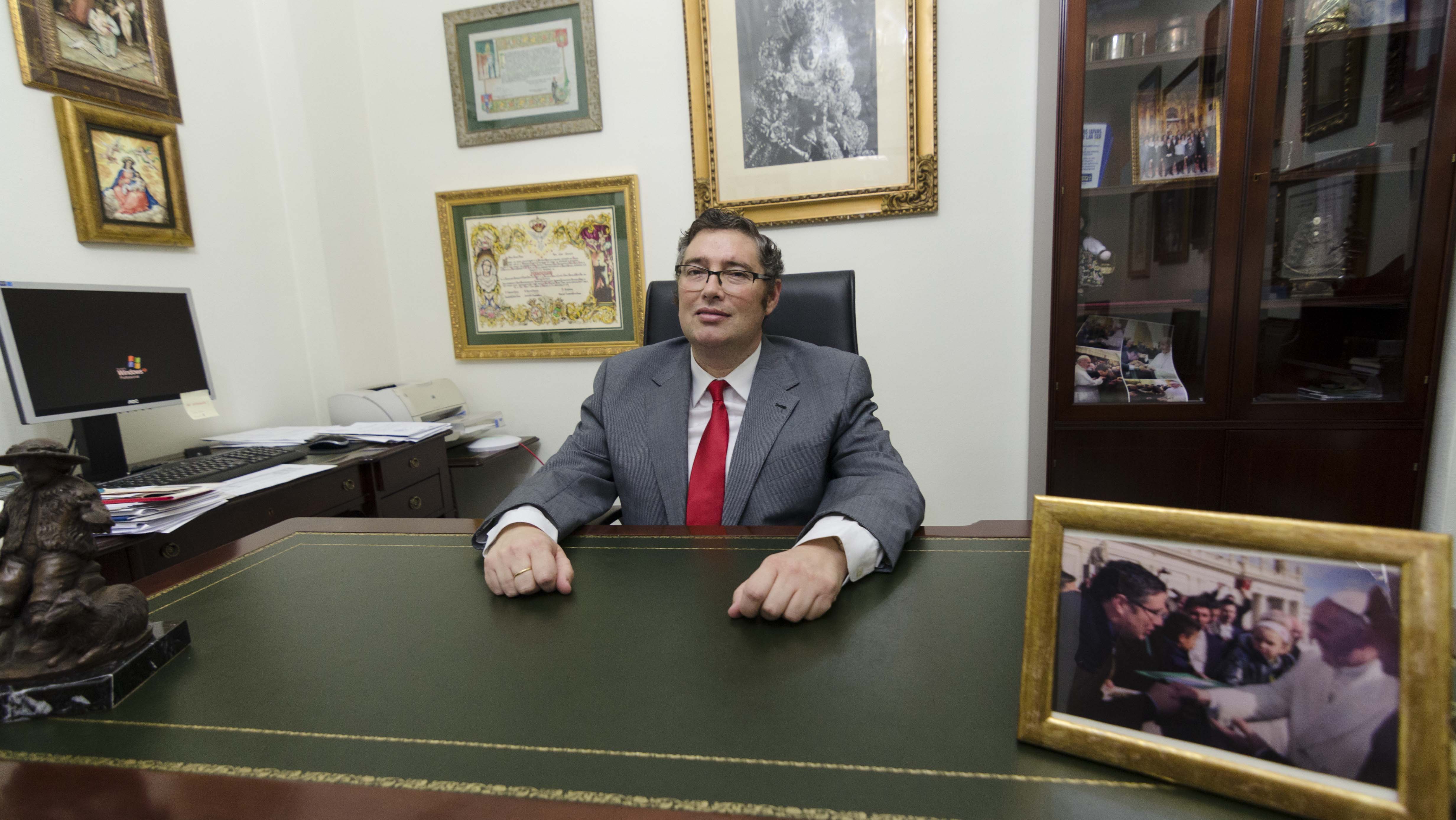 Juan Ignacio Reales recibe a ABC en su despacho en la casa hermandad de la Matriz almonteña