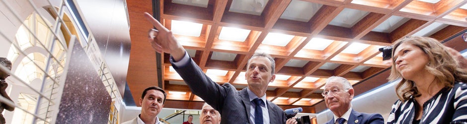 Duque, durante la visita a una exposición de fotografía sobre el espacio / ABC