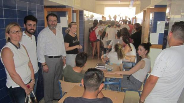 Avisan de «lipotimias y mareos» en un instituto de Carmona a causa del calor