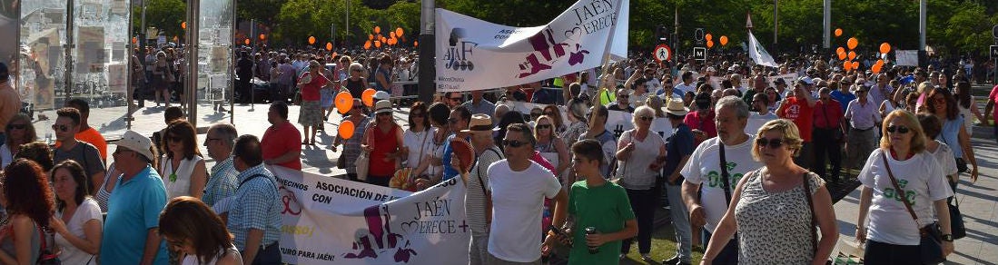 Miles de personas han participado en la manifestación contra la clase política.