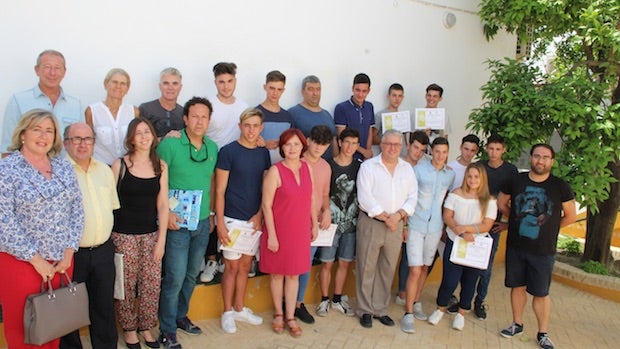 Los estudiantes con el alcalde, Francisco Molina, en la clausura de la iniciativa