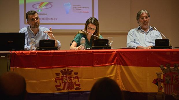 Antonio Maíllo (IU-CA), Ana Terrón (Podemos) y José Antonio Pérez Tapias (PSOE), en la conferencia republicana