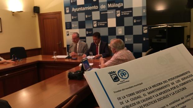 De la Torre y Carlos Conde comparecen en rueda de prensa en el Ayuntamiento de Málaga.