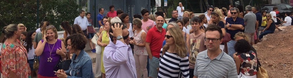 Padres concentrados a la puerta del colegio