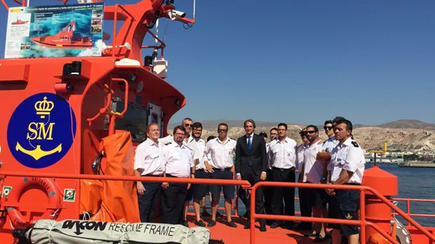 De la Serna, durante su visita a Salvamento Marítimo en Almería