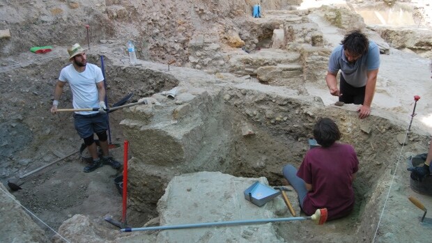 Los alumnos del curso de arqueología de la Olavide trabajan en una excavación de gran relevancia