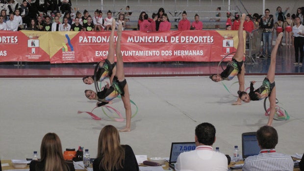 Jóvenes deportistas en una competición federada celebrada en Dos Hermanas