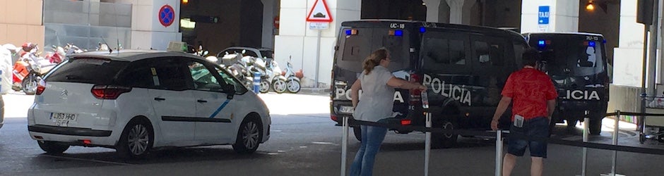 Presencia policial en la parada de taxis del aeropuerto de Málaga