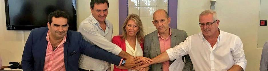 Concejales de PP y OSP tras firmar el acuerdo de gobierno