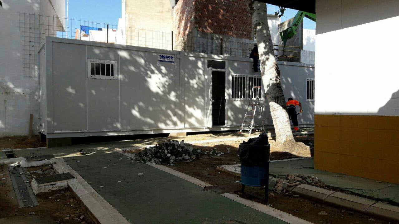 Una caseta de obra situada en un jardín sirve como aula para bebés