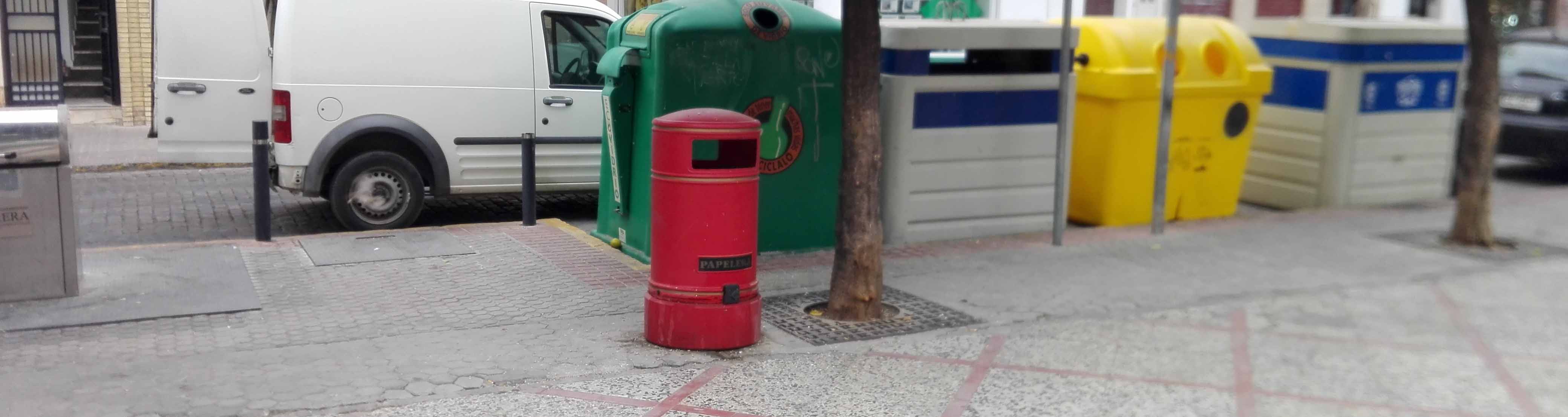 Las papeleras de Utrera suelen ser objeto de actos vandálicos