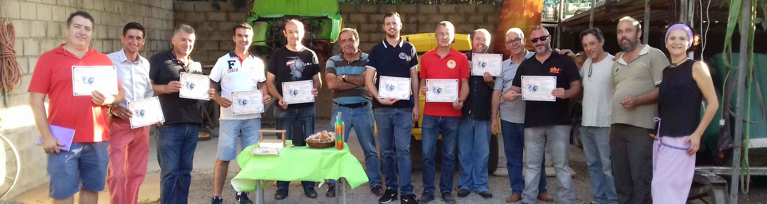 Los participantes en el curso han aprendido el mantenimiento básico del Citroën 2CV y sus derivados