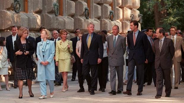 Bill y Hillary Clinton, durante su paseo por la Alhambra con los Reyes de España