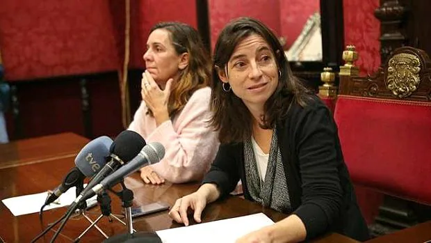 A la izquierda, Pilar Rivas, quien sustituyó como portavoz a Marta Gutiérrez, a la derecha