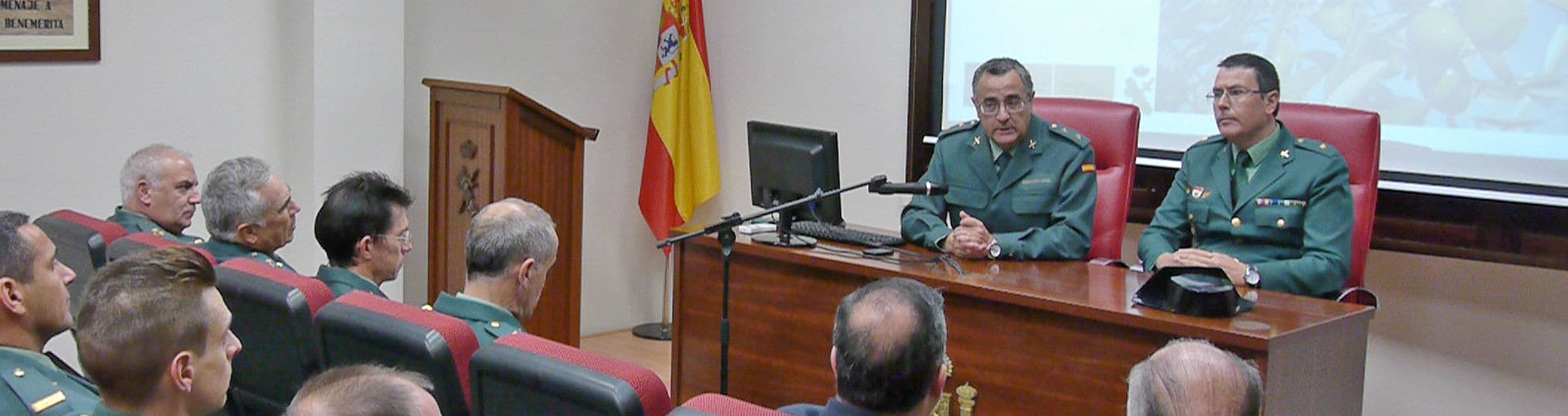 El coordinador de la operación, Luis Ortega, a la izquierda, preside un acto de la Guardia Civil