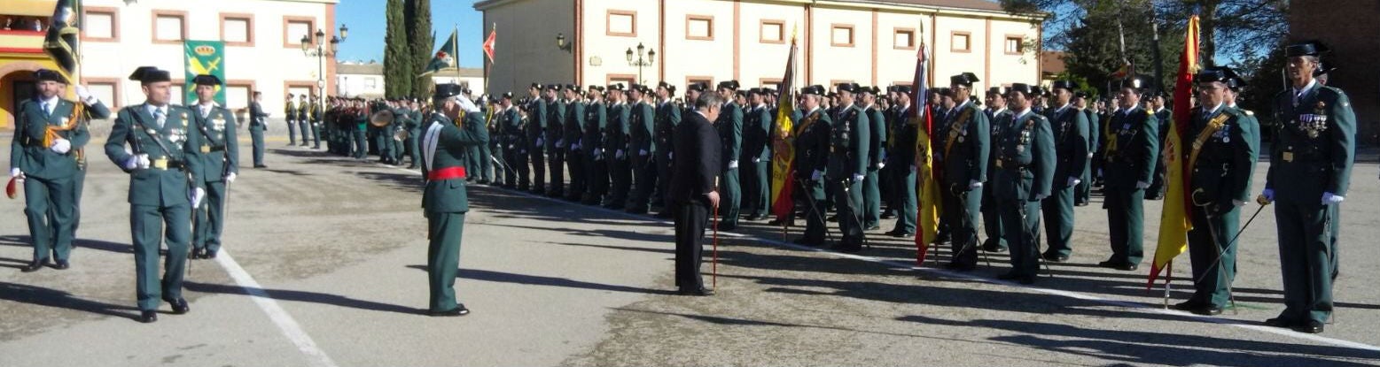 El ministro del Interior, Juan Ignacio Zoido, en el centro, durante el acto de jura de bandera.