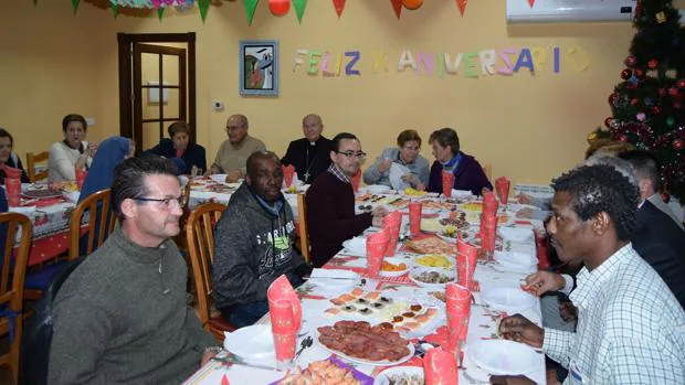 El Obispo de Jaén celebra la Nochebuena con personas sin techo