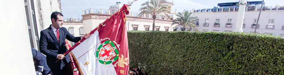 El alcalde de Almería tremolando el Pendón