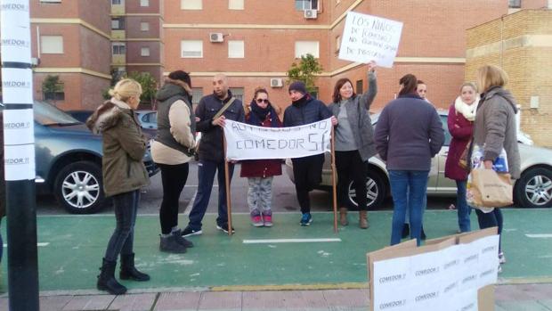 Un grupo de padres de alumnos de Utrera reclaman la construcción de un comedor escolar