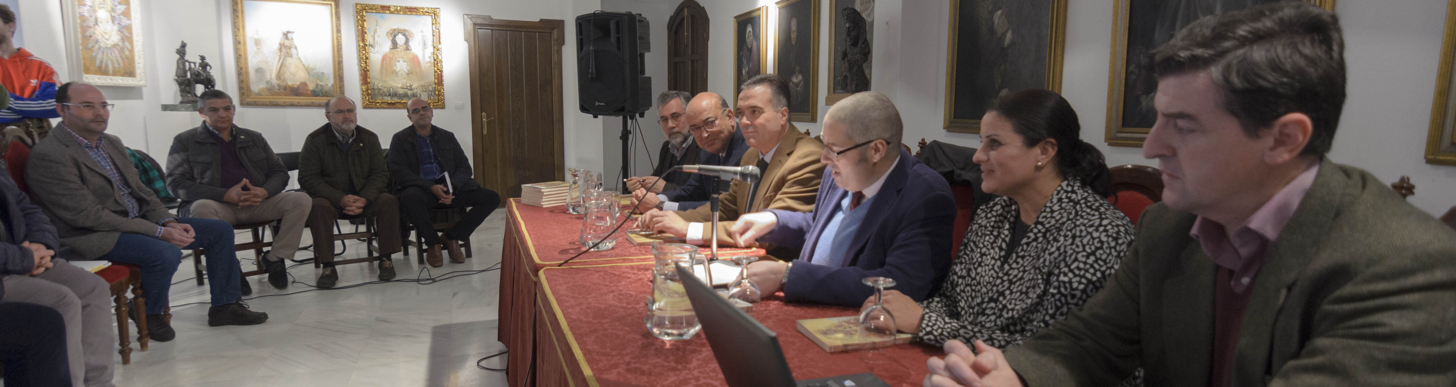 Juan Ignacio Reales - tercero por la derecha -, presidente de la Hermandad Matriz presenta el sexto número de la revista Exvoto