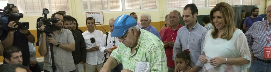 La presidenta de Andalucía, Susana Díaz, ejerce su derecho al voto.