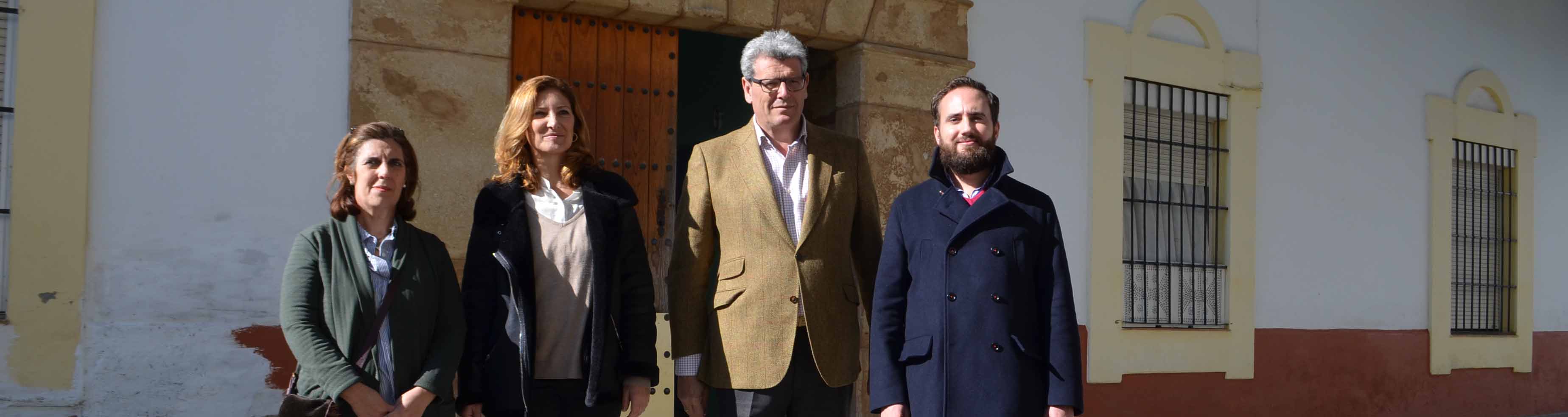 Los representantes del Partido Popular a las puertas del edificio