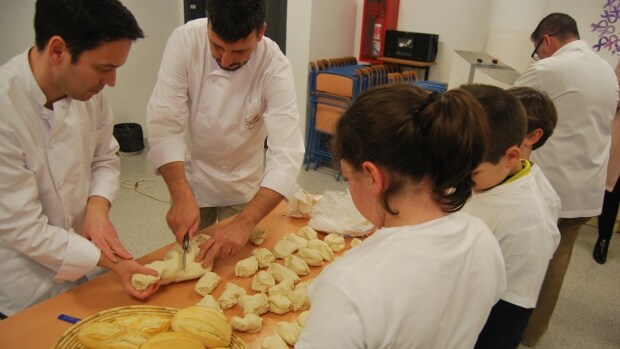 Los panaderos realizan talleres para difundir las ventajas del pan tradicional
