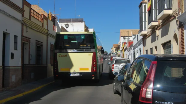Los vecinos de la calle Alonso Gascón denuncian que sufren humo y ruidos excesivos por el paso de autobuses