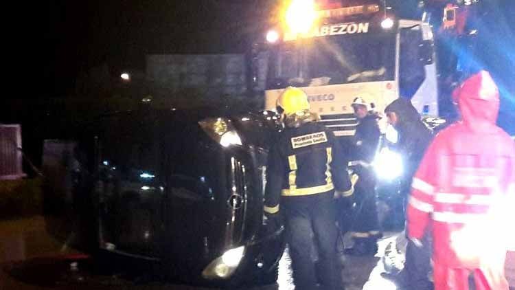 Un aparatoso accidente en Utrera deja un herido leve tras el vuelco de un vehículo